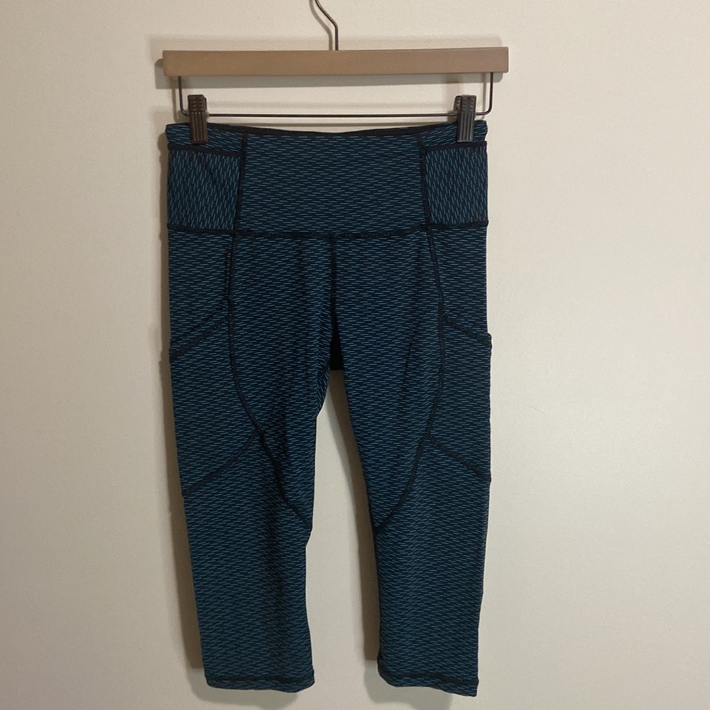 Lululemon size 6 green/ Black .6 pocket.Capri